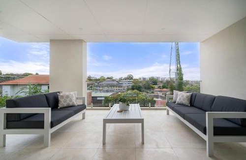 Bexley Villa | Experience 'Starlight': A Hollywood Hills Retreat in Bexley