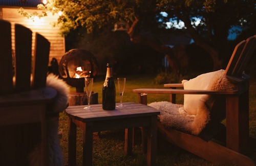 Winestead House | Cozy Starlight Hideaway - Shepherd’s Hut with Kitchen Access