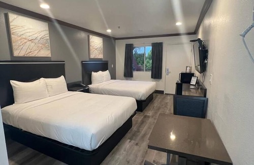 Huntington Beach Hotel | Cozy Starlight Inn: Family-Friendly Near Huntington Beach