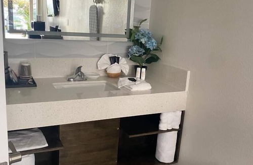 Huntington Beach Hotel | Cozy Starlight Inn: Family-Friendly Near Huntington Beach