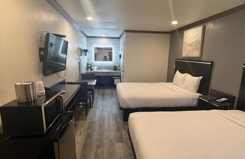 Huntington Beach Hotel | Cozy Starlight Inn: Family-Friendly Near Huntington Beach