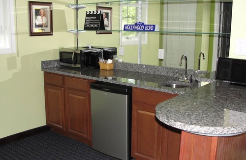 Malletts Bay Hotel | Exceptional Starlight Inn: Family-Friendly with Breakfast
