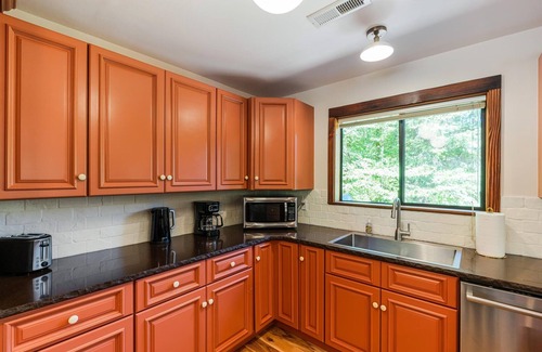Gaston House | Family Friendly Cabin with Pool & Game Room in Oregon