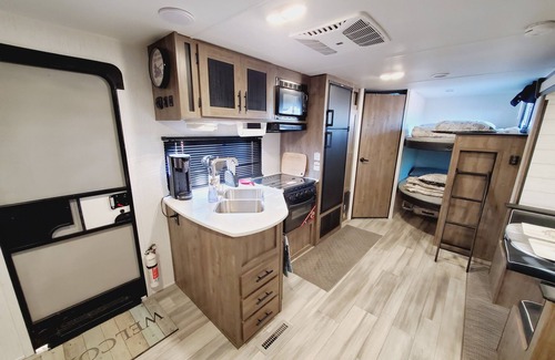 Alpine House | Starlight Sanctuary: Modern Off-Grid RV/Camper with A/C+Wifi