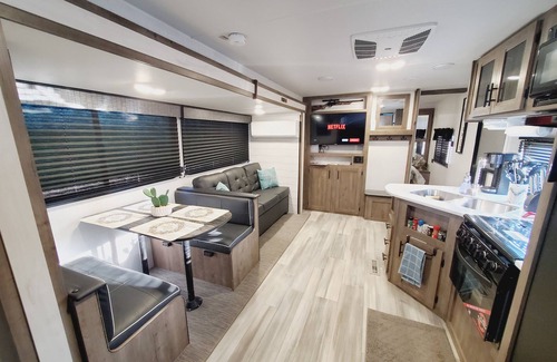 Alpine House | Starlight Sanctuary: Modern Off-Grid RV/Camper with A/C+Wifi