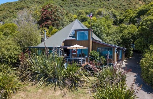 Cable Bay House | Secluded Starlight Cable Bay: Rated 9.8 with Pool & Spa
