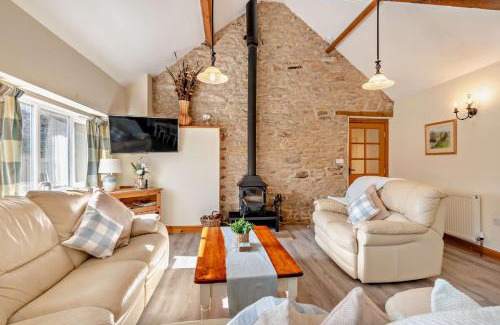 Newton-on-Rawcliffe House | Cozy Starling Cottage with Pool in North York Moors