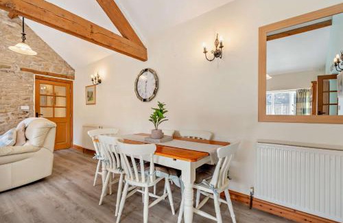 Newton-on-Rawcliffe House | Cozy Starling Cottage with Pool in North York Moors