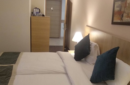 Neemrana Hotel | Inviting Starlit Suites Neemrana with Pool and Restaurant