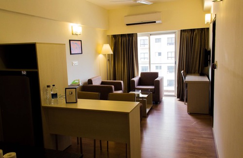 Neemrana Hotel | Inviting Starlit Suites Neemrana with Pool and Restaurant