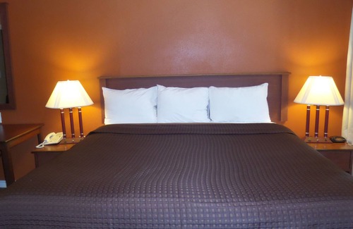 Many Hotel | Budget-Friendly Starlite Motel with Family Amenities