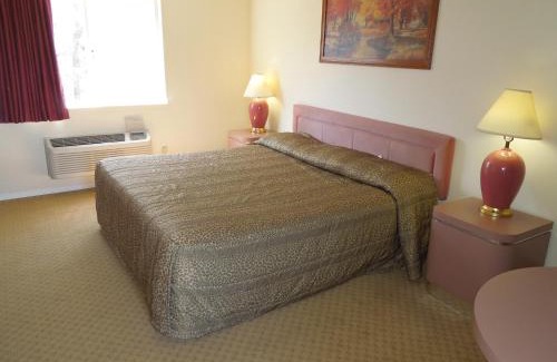 Absecon Hotel | Budget-Friendly Starlite Motor Inn with Hot Tub & Breakfast