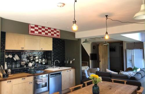 Upper Dicker House | Family-Friendly Starnash Farmhouse: 4-Star Comfort Awaits