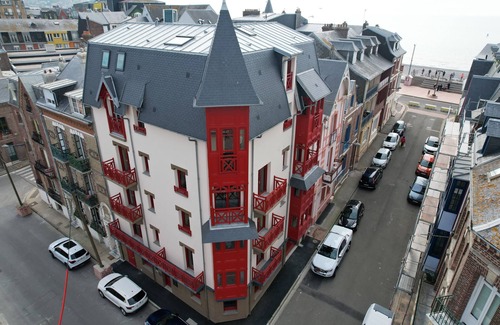 Mers-les-Bains Apartment | Starry Dreams: Pet-Friendly Oasis with Oceanfront Views