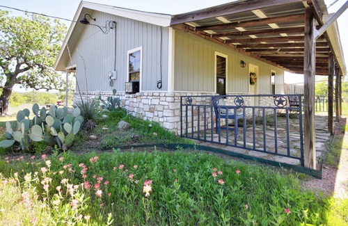 Llano County House | Cozy Starry Night Cabin: Pet-Friendly with Breakfast & Kitchen