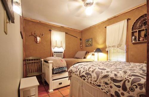 Llano County House | Cozy Starry Night Cabin: Pet-Friendly with Breakfast & Kitchen