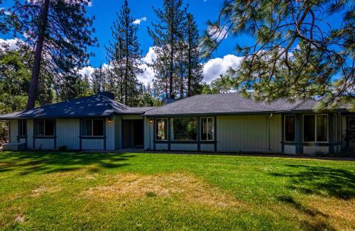 Oakhurst House | Experience Starry Pines: Hot Tub & Pet Friendly Retreat