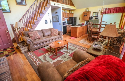 Grassy Creek Cottage | Relaxing Riverfront Retreat with Fire Pit & Free WiFi