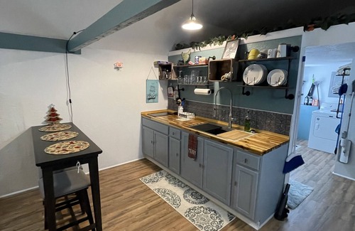 Red Level Cabin | Pet-Friendly Tiny Home with Starry Sky Nights Retreat