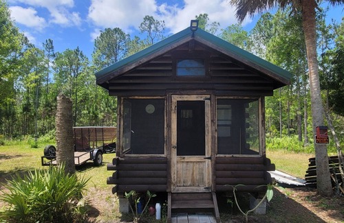 Volusia County Cabin | Charming Ocean View Cabin with Breakfast and Kitchen Access