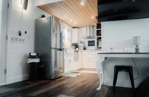 Hillsville Cottage | Starry Snug - A tiny home romantic getaway