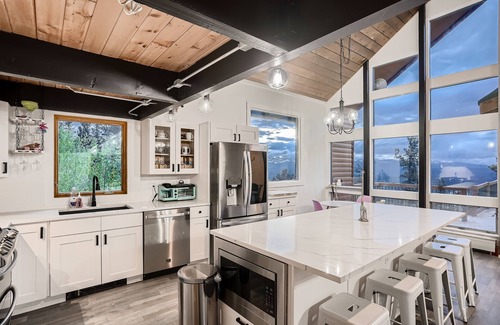 Black Hawk House | Starry Summit 4WD Oasis: Family-Friendly Retreat Awaits