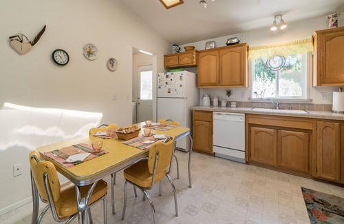 Squaw Valley House | StarryOaks Cottage: Pet Friendly & Ocean View Retreat