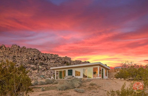 Joshua Tree House | Discover The House of Intellect: Pool, Spa & Outdoor Shower