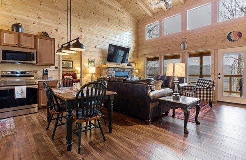 Frenchburg Cabin | Unforgettable Starway to Heaven Cabin - Hot Tub & Scenic Views