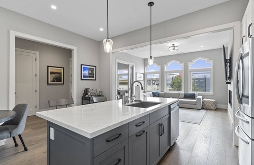 Cow Hollow Condo | Modern Newly Renovated Cow Hollow Apartment with Kitchen