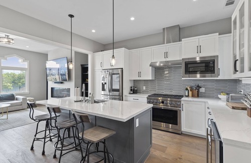 Cow Hollow Condo | Modern Newly Renovated Cow Hollow Apartment with Kitchen