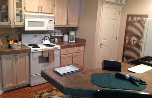 Kaiser Condo | Perfect Lakeside Condo Near State Park with Pool & Ocean View