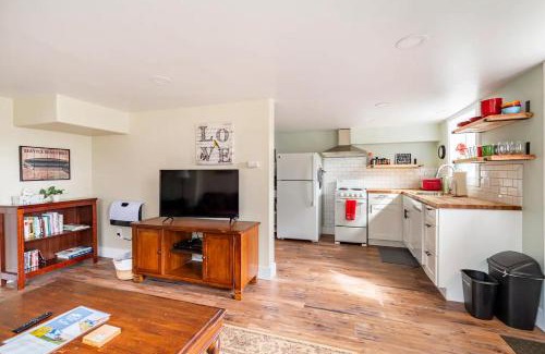 Pullman Apartment | State Street Cottage, Suite 1 - Family-Friendly Retreat
