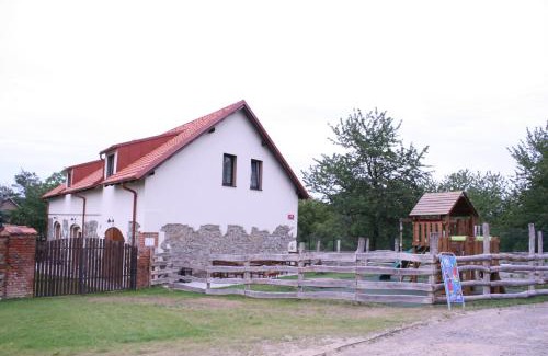 Cim House | Pet-Friendly Retreat at Statek Malčany with Kitchen Access