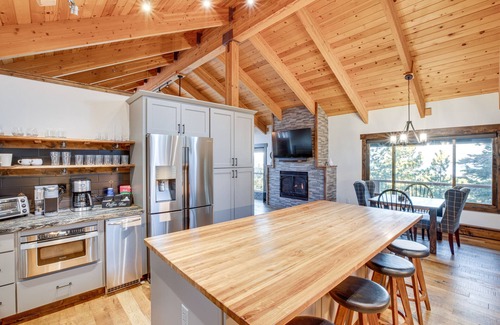 Tahoe Village Cabin | Cozy Stateline Mountain Cabin: 3 Mi to Heavenly Resort