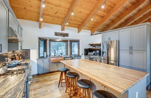 Tahoe Village Cabin | Cozy Stateline Mountain Cabin: 3 Mi to Heavenly Resort