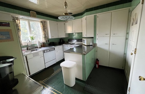 Butler Apartment | Elegant Retreat with King Bed & Full Kitchen Amenities