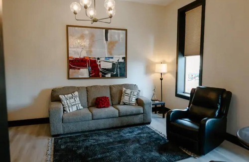 Aberdeen Apartment | Guest Rated 10/10: Statesmen Suite with Kitchen & Family-Friendly