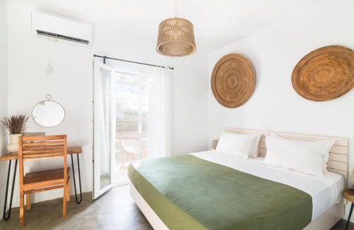 Antiparos House | Pet-Friendly Statheros Garden: 4-Star Retreat for Families