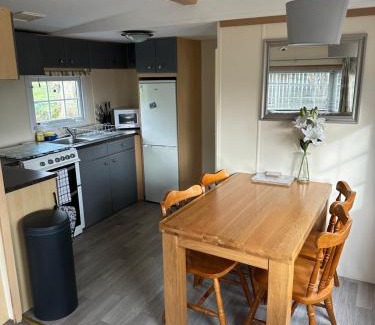 Cuddesdon Ski Chalet | Idyllic Mobile Home Retreat on 20 Acres of Farmland