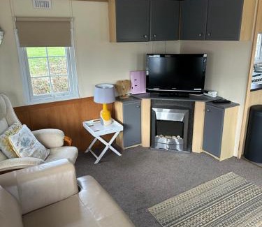 Cuddesdon Ski Chalet | Idyllic Mobile Home Retreat on 20 Acres of Farmland