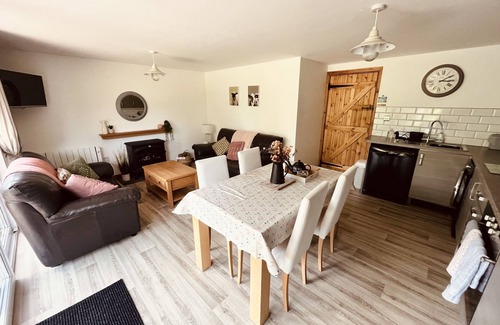 Bridgend Ski Chalet | Rated 10/10: Station Lodge with Pool & Garden in Bridgend
