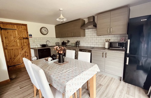 Bridgend Ski Chalet | Rated 10/10: Station Lodge with Pool & Garden in Bridgend