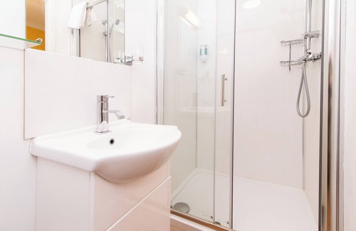 Beeston Hotel | Modern 1-Bedroom Flat on Station Road - Family-Friendly Stay