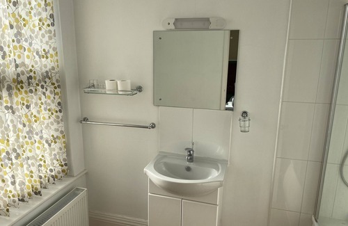 Beeston Hotel | Modern Station Road 1-Bedroom Flat with Ensuite Bath