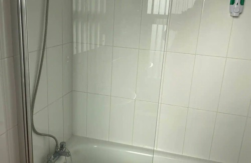 Beeston Hotel | Modern Station Road 1-Bedroom Flat with Ensuite Bath