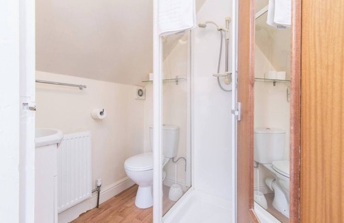 Beeston Hotel | Modern Station Road Flat - Ideal for Families & Comfort
