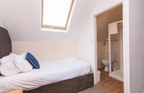 Beeston Hotel | Modern Station Road Flat - Ideal for Families & Comfort