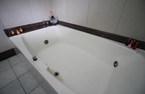 Madre Gertrudes Hotel | Budget-Friendly STATUS Motel with Pool and Hot Tub Access