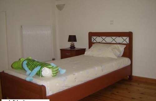 Sarakiniko Apartment | Discover Stavento: Oceanfront Haven with Hot Tub & Dining